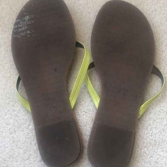 5/5.00 Banana Republic Flip Flop - Picture 4 of 4